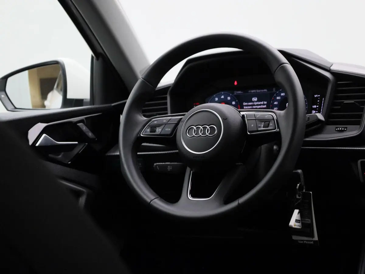 30 TFSI Advanced edition l Cruise control l Stoelverwarming l Airco l Apple Carplay / Android Auto l Dimbare binnenspiegel l Parkeersensoren l Ledkoplampen l Bluetooth l Lichtmetalen wielen