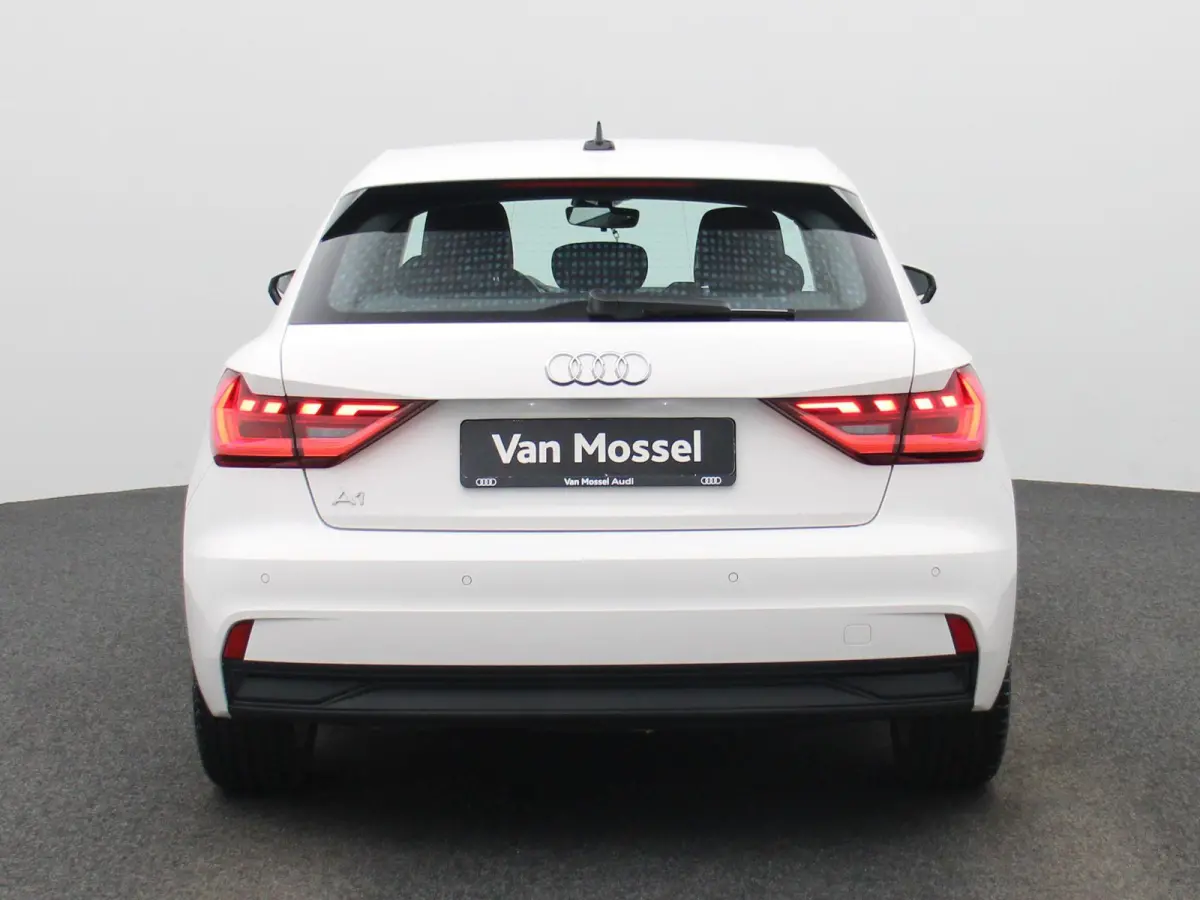 30 TFSI Advanced edition l Cruise control l Stoelverwarming l Airco l Apple Carplay / Android Auto l Dimbare binnenspiegel l Parkeersensoren l Ledkoplampen l Bluetooth l Lichtmetalen wielen