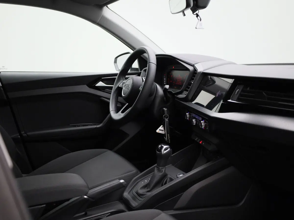 30 TFSI Advanced edition l Cruise control l Stoelverwarming l Airco l Apple Carplay / Android Auto l Dimbare binnenspiegel l Parkeersensoren l Ledkoplampen l Bluetooth l Lichtmetalen wielen