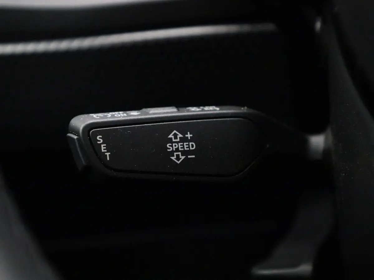 30 TFSI Advanced edition l Cruise control l Stoelverwarming l Airco l Apple Carplay / Android Auto l Dimbare binnenspiegel l Parkeersensoren l Ledkoplampen l Bluetooth l Lichtmetalen wielen