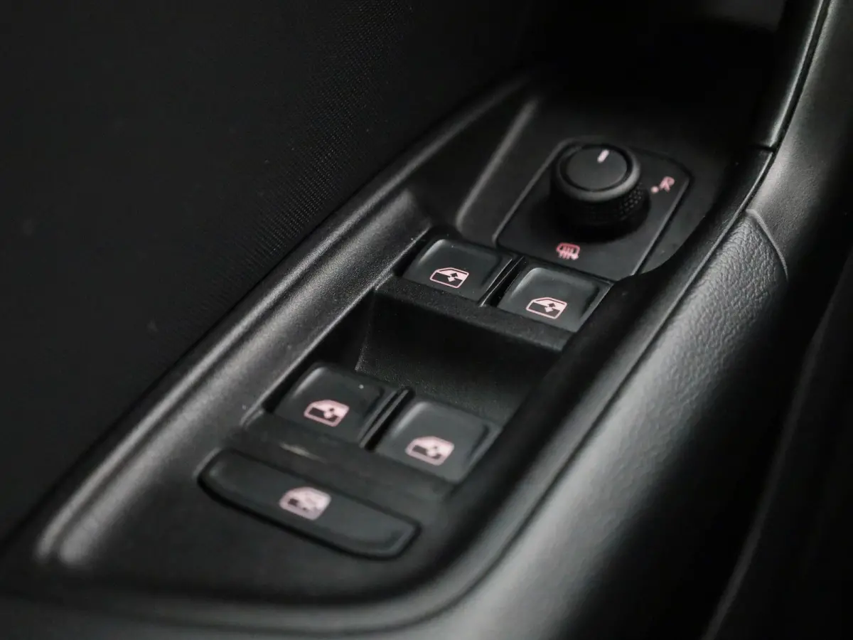 30 TFSI Advanced edition l Cruise control l Stoelverwarming l Airco l Apple Carplay / Android Auto l Dimbare binnenspiegel l Parkeersensoren l Ledkoplampen l Bluetooth l Lichtmetalen wielen