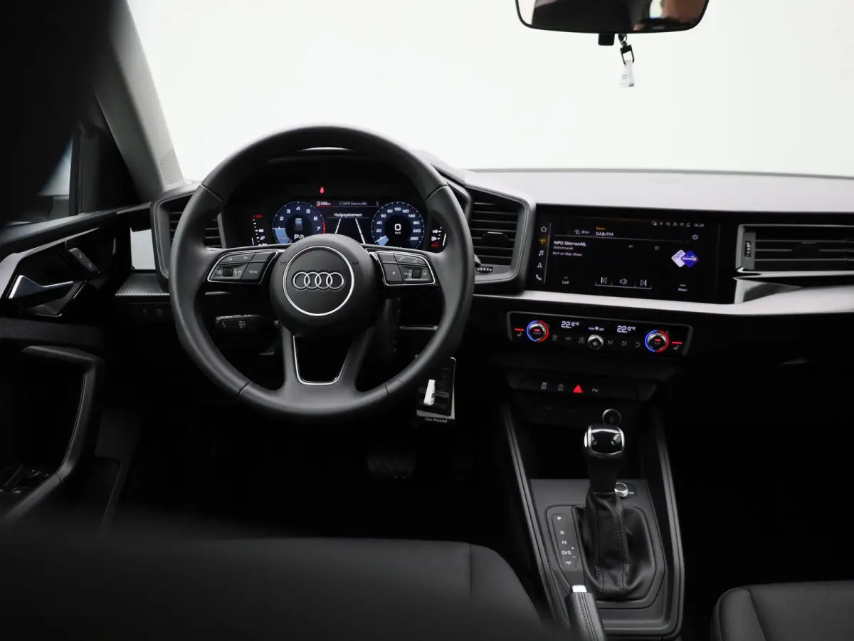 30 TFSI Advanced edition l Cruise control l Stoelverwarming l Airco l Apple Carplay / Android Auto l Dimbare binnenspiegel l Parkeersensoren l Ledkoplampen l Bluetooth l Lichtmetalen wielen