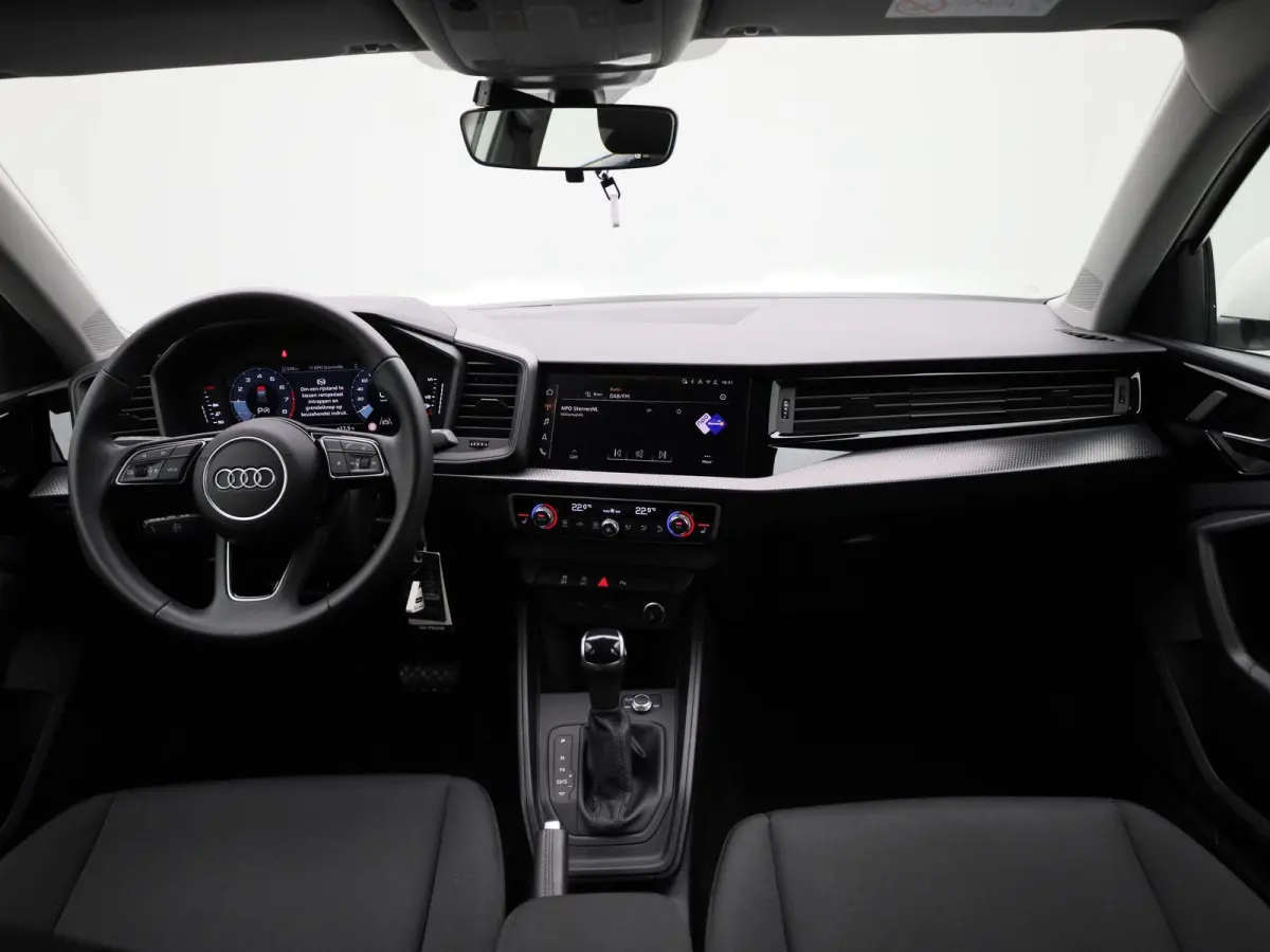 30 TFSI Advanced edition l Cruise control l Stoelverwarming l Airco l Apple Carplay / Android Auto l Dimbare binnenspiegel l Parkeersensoren l Ledkoplampen l Bluetooth l Lichtmetalen wielen