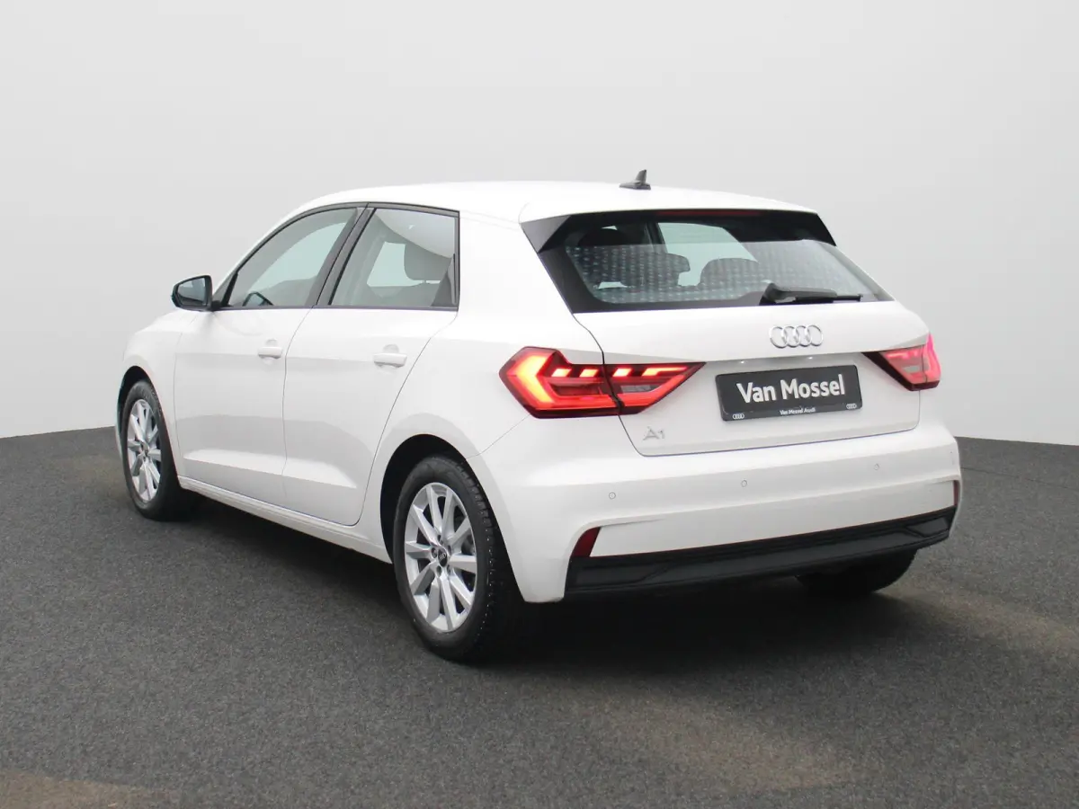 30 TFSI Advanced edition l Cruise control l Stoelverwarming l Airco l Apple Carplay / Android Auto l Dimbare binnenspiegel l Parkeersensoren l Ledkoplampen l Bluetooth l Lichtmetalen wielen