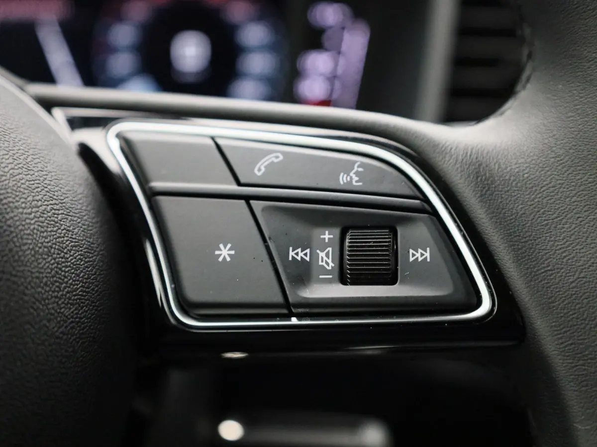 30 TFSI Advanced edition l Cruise control l Stoelverwarming l Airco l Apple Carplay / Android Auto l Dimbare binnenspiegel l Parkeersensoren l Ledkoplampen l Bluetooth l Lichtmetalen wielen