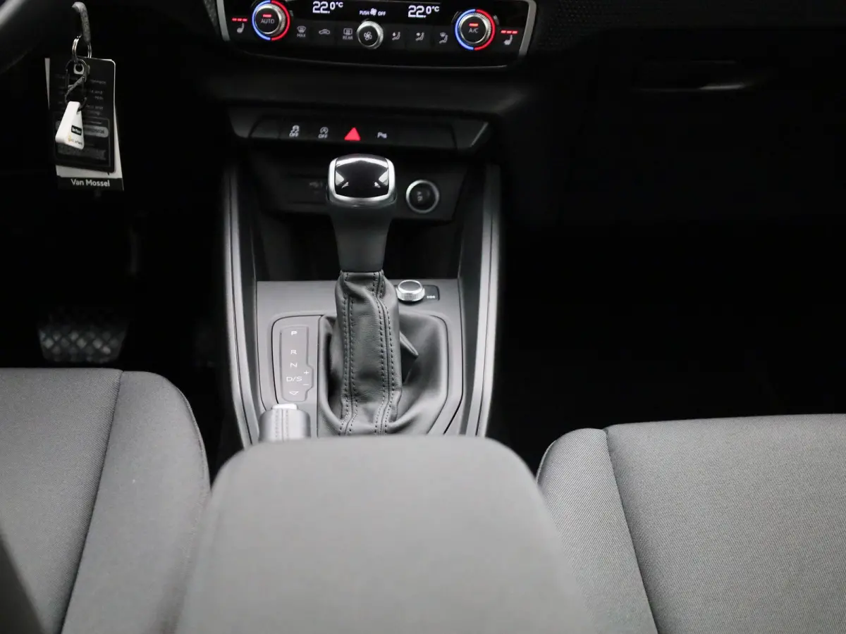 30 TFSI Advanced edition l Cruise control l Stoelverwarming l Airco l Apple Carplay / Android Auto l Dimbare binnenspiegel l Parkeersensoren l Ledkoplampen l Bluetooth l Lichtmetalen wielen