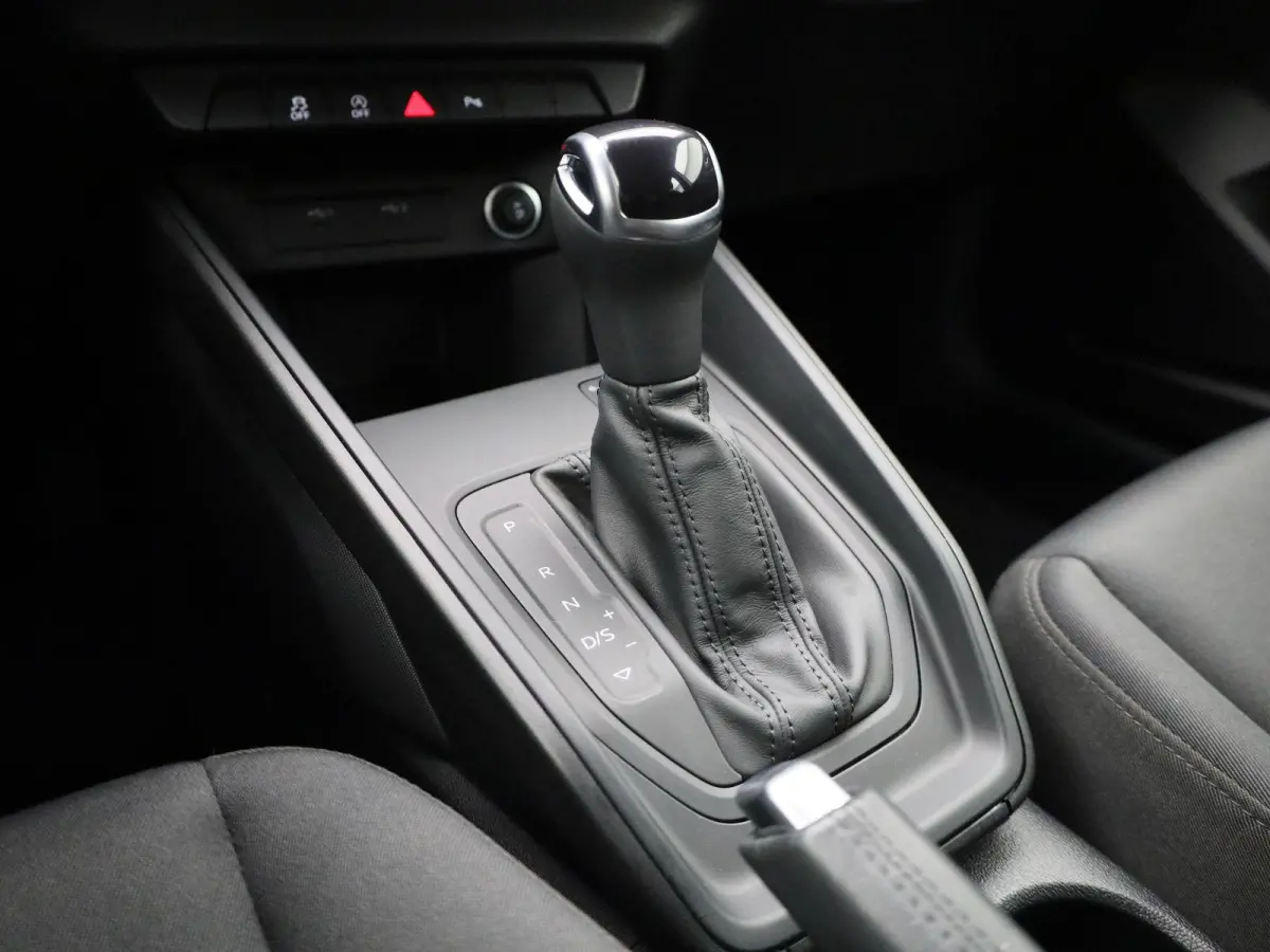 30 TFSI Advanced edition l Cruise control l Stoelverwarming l Airco l Apple Carplay / Android Auto l Dimbare binnenspiegel l Parkeersensoren l Ledkoplampen l Bluetooth l Lichtmetalen wielen