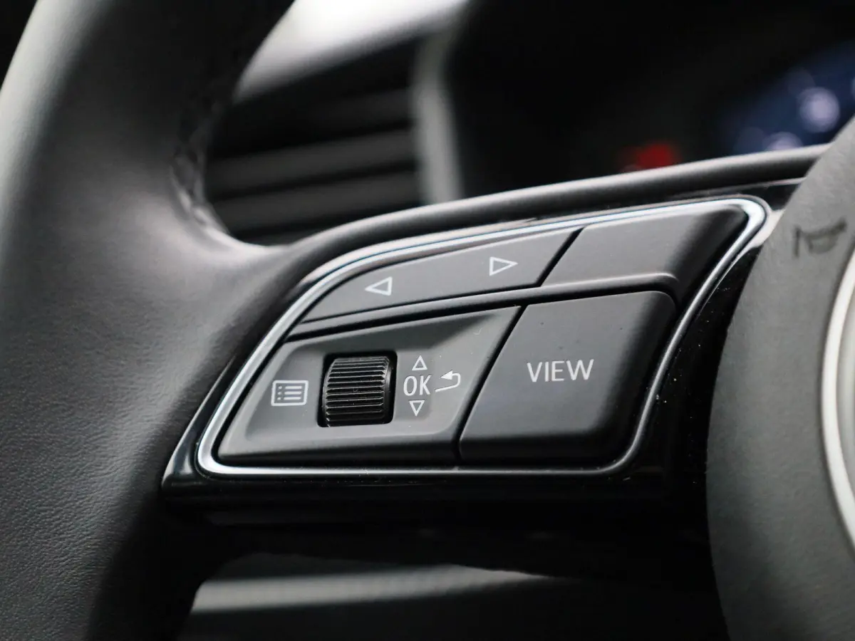 30 TFSI Advanced edition l Cruise control l Stoelverwarming l Airco l Apple Carplay / Android Auto l Dimbare binnenspiegel l Parkeersensoren l Ledkoplampen l Bluetooth l Lichtmetalen wielen