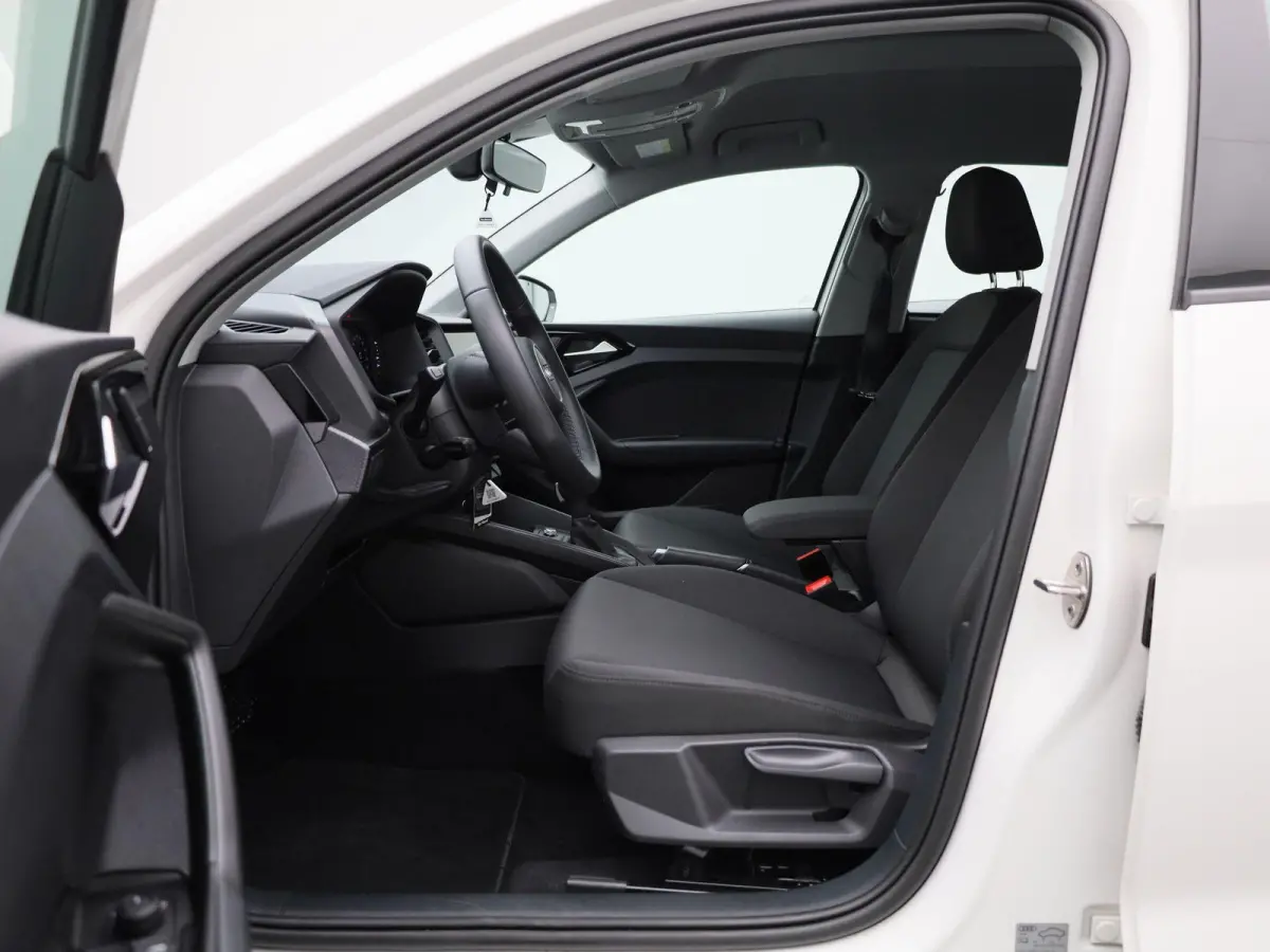 30 TFSI Advanced edition l Cruise control l Stoelverwarming l Airco l Apple Carplay / Android Auto l Dimbare binnenspiegel l Parkeersensoren l Ledkoplampen l Bluetooth l Lichtmetalen wielen
