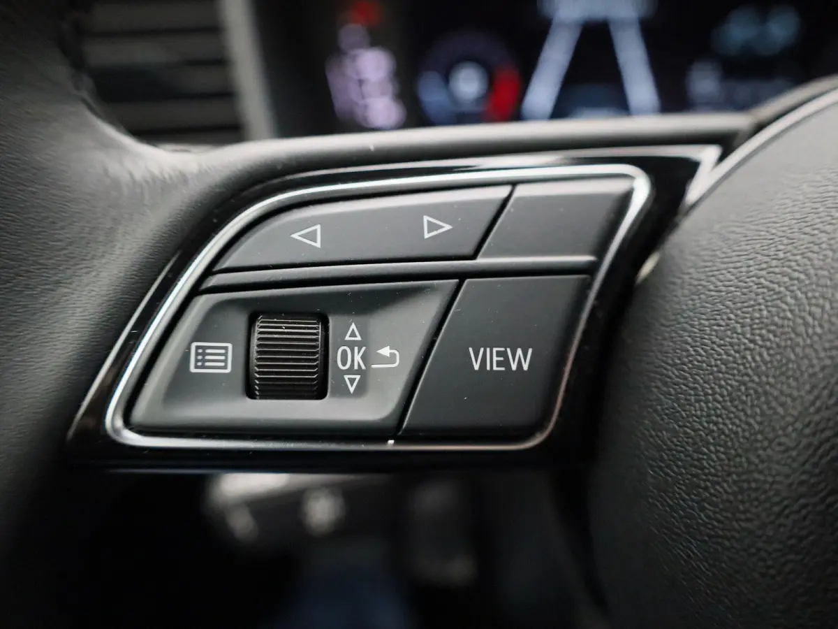 30 TFSI Advanced edition l Cruise control l Airco l Apple Carplay / Android Auto l Stoelverwarming l Audi virtual cockpit l Bluetooth l Ledkoplampen l Lichtmetalen wielen