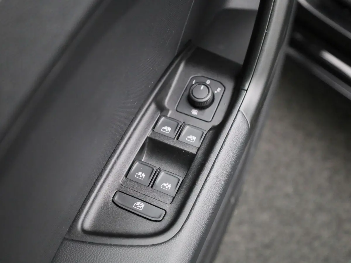 30 TFSI Advanced edition l Cruise control l Airco l Apple Carplay / Android Auto l Stoelverwarming l Audi virtual cockpit l Bluetooth l Ledkoplampen l Lichtmetalen wielen