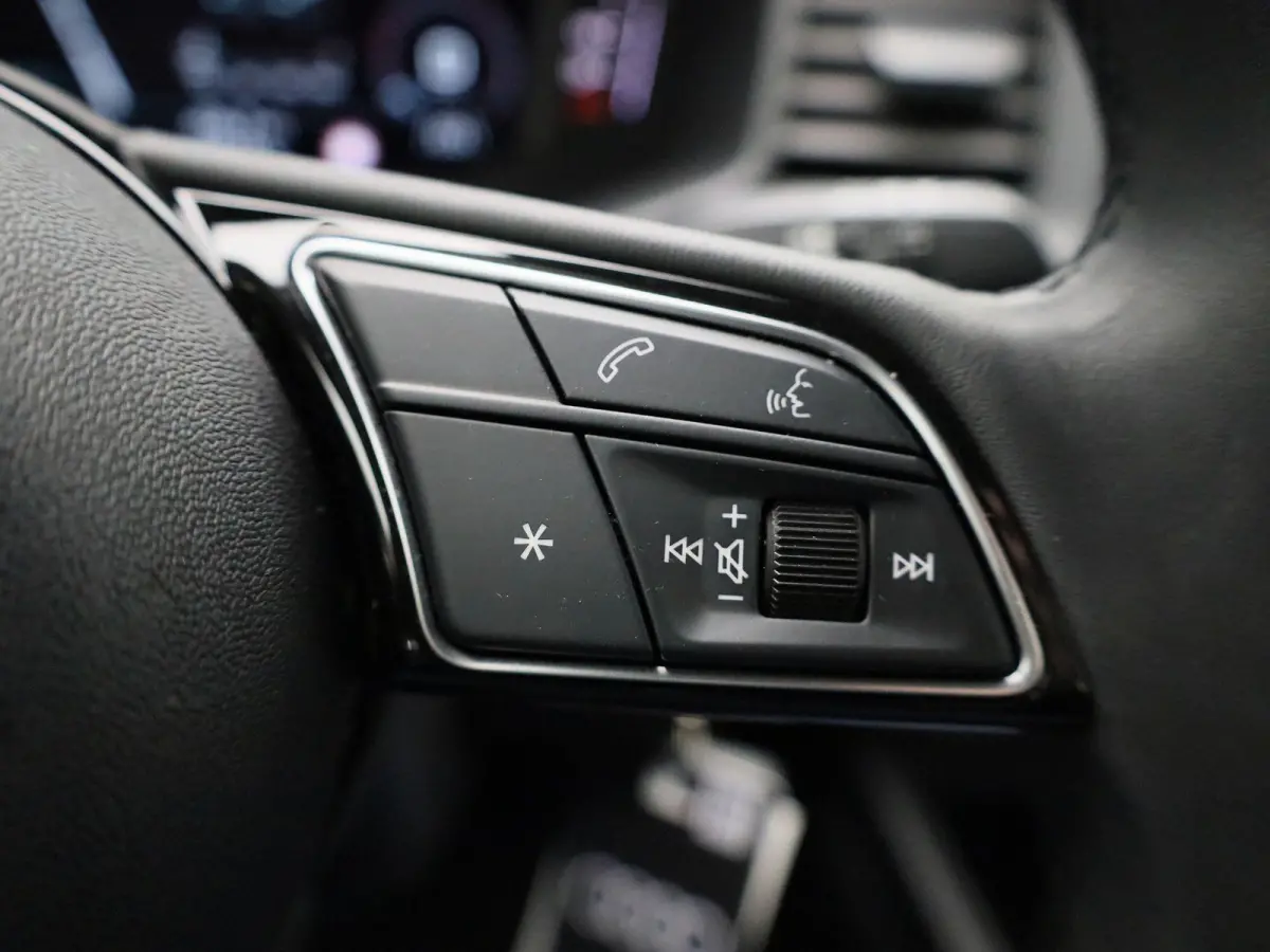 30 TFSI Advanced edition l Cruise control l Airco l Apple Carplay / Android Auto l Stoelverwarming l Audi virtual cockpit l Bluetooth l Ledkoplampen l Lichtmetalen wielen