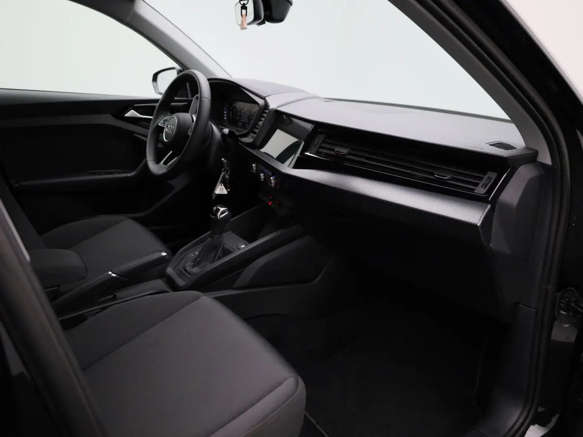 30 TFSI Advanced edition l Cruise control l Airco l Apple Carplay / Android Auto l Stoelverwarming l Audi virtual cockpit l Bluetooth l Ledkoplampen l Lichtmetalen wielen