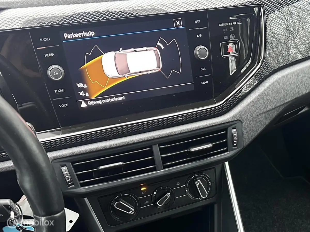 1.0 TSI 95PK LIFE NIEUW MODEL LED VERLICHTING CARPLAY NAVIGATIE ADAPTIEVE CRUISE CONTROLE PARKEERSENSOREN MOOIE AUTO!!