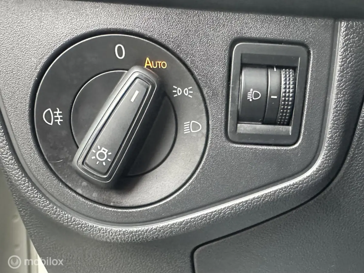 1.0 TSI 95PK LIFE NIEUW MODEL LED VERLICHTING CARPLAY NAVIGATIE ADAPTIEVE CRUISE CONTROLE PARKEERSENSOREN MOOIE AUTO!!