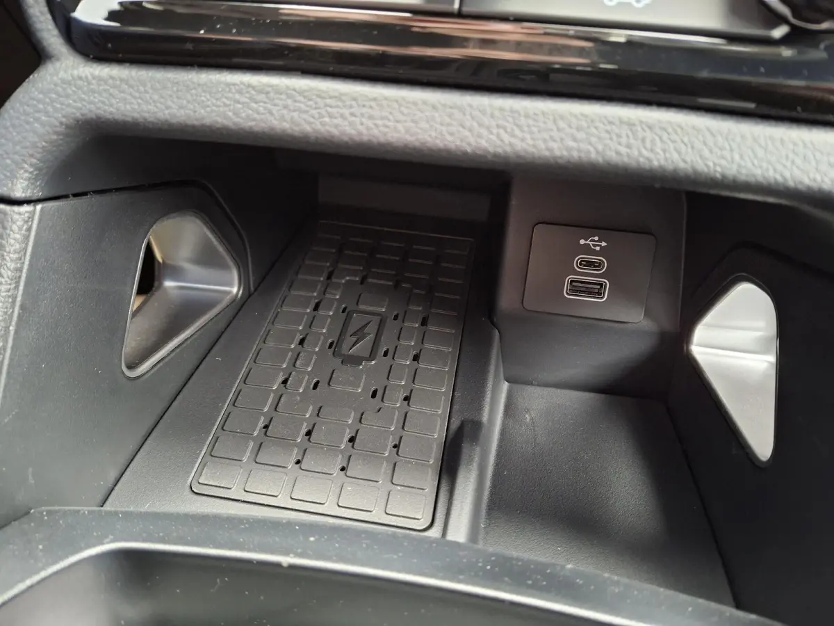 PHEV Wildtrak Dubbel Cabine | Rollertop | Trekhaak | Adaptive Cruise | 360 | Stoelverwarming | Blis |