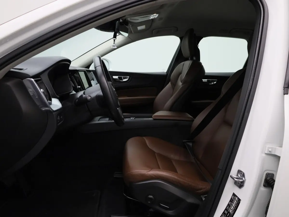 2.0 T5 Momentum | Automaat | Apple Carplay / Android Auto | Lederen Bekleding | Parkeersensoren |