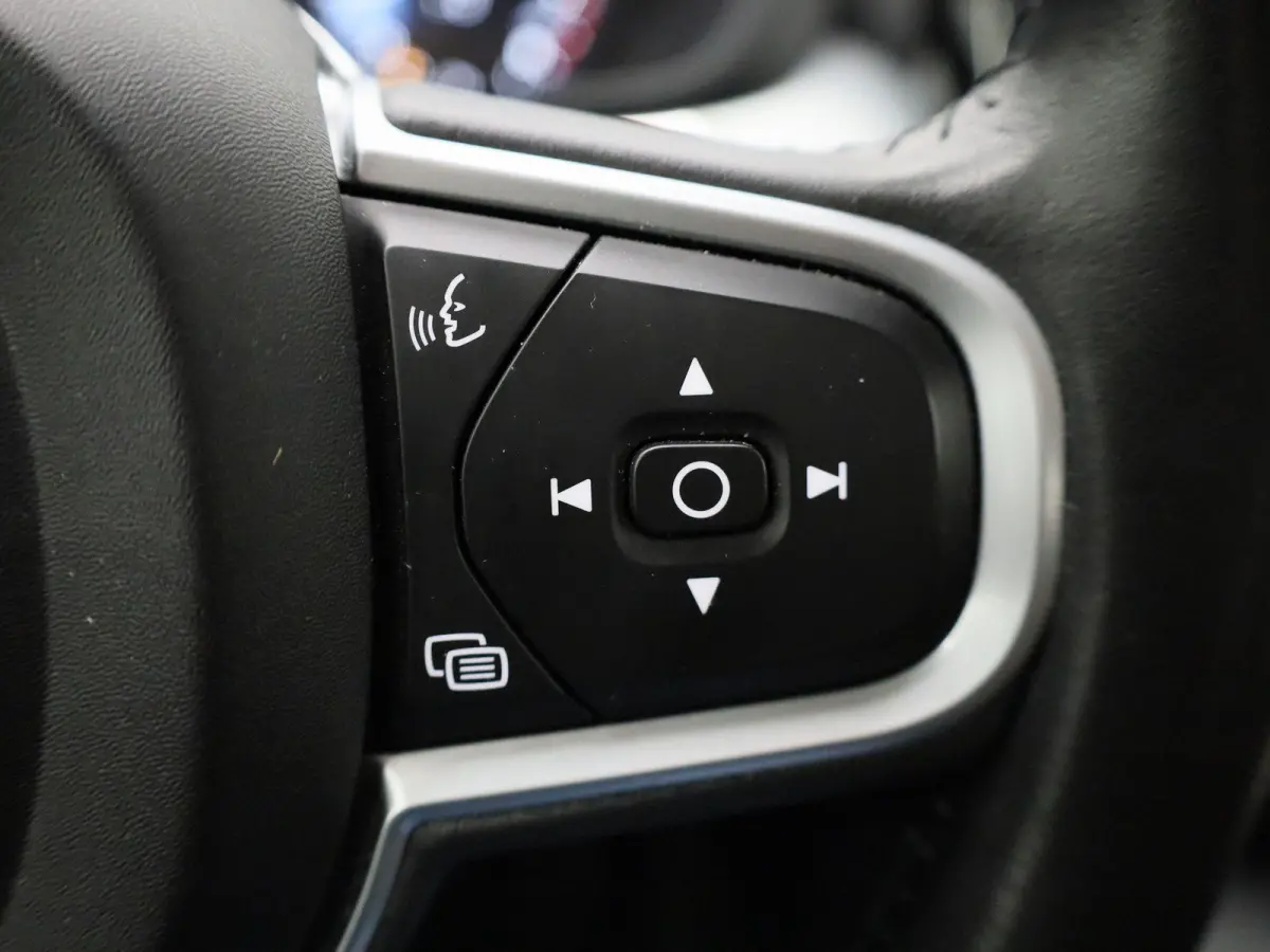 2.0 T5 Momentum | Automaat | Apple Carplay / Android Auto | Lederen Bekleding | Parkeersensoren |
