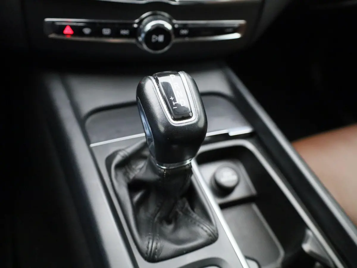 2.0 T5 Momentum | Automaat | Apple Carplay / Android Auto | Lederen Bekleding | Parkeersensoren |