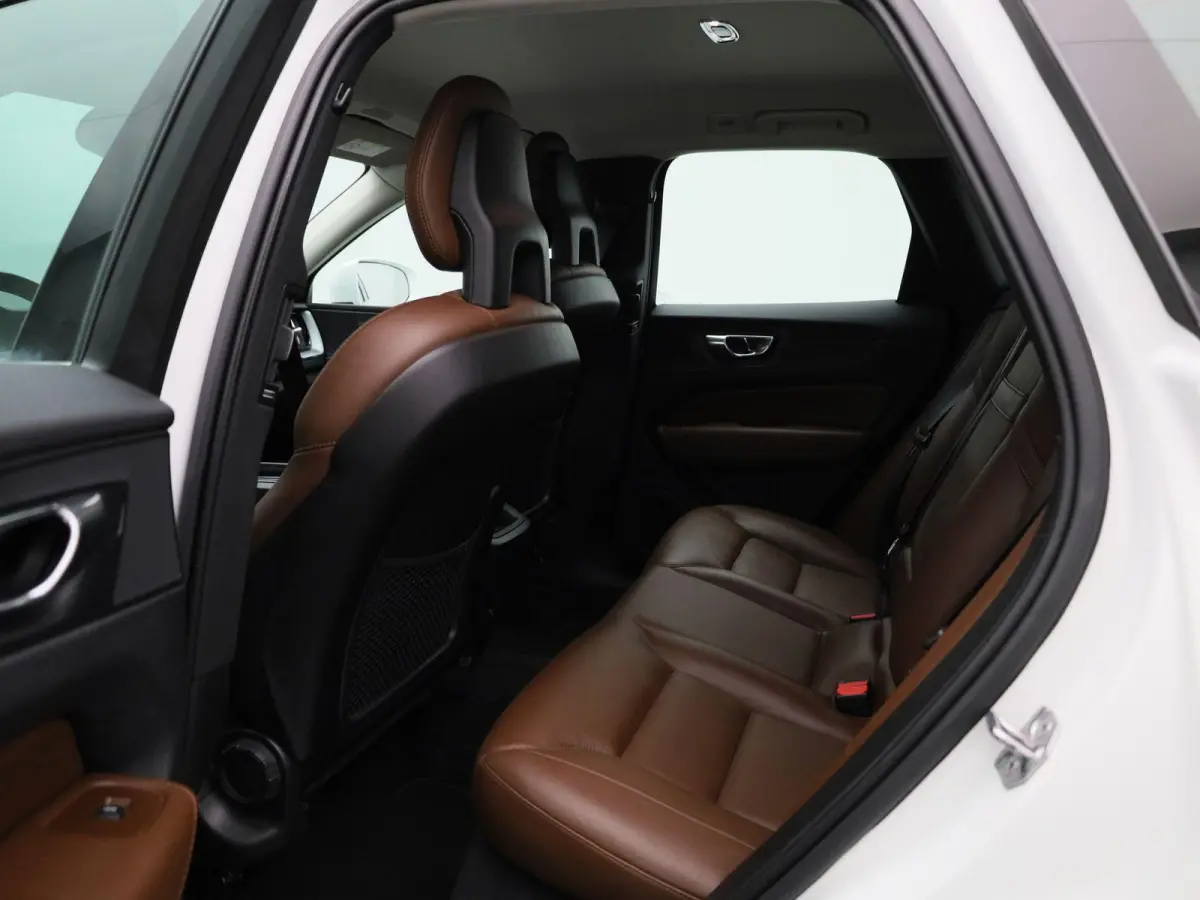 2.0 T5 Momentum | Automaat | Apple Carplay / Android Auto | Lederen Bekleding | Parkeersensoren |
