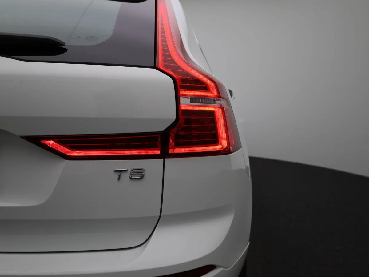 2.0 T5 Momentum | Automaat | Apple Carplay / Android Auto | Lederen Bekleding | Parkeersensoren |