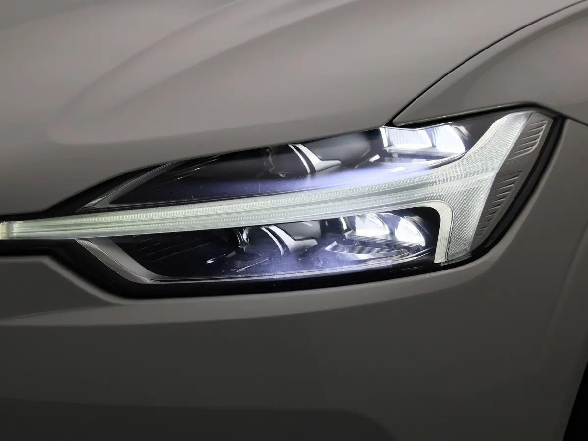 2.0 T5 Momentum | Automaat | Apple Carplay / Android Auto | Lederen Bekleding | Parkeersensoren |
