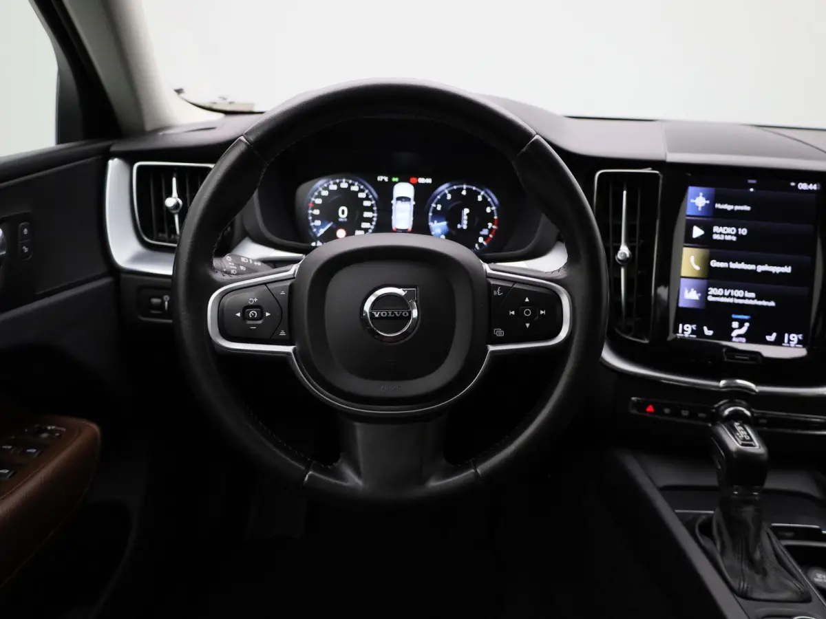 2.0 T5 Momentum | Automaat | Apple Carplay / Android Auto | Lederen Bekleding | Parkeersensoren |