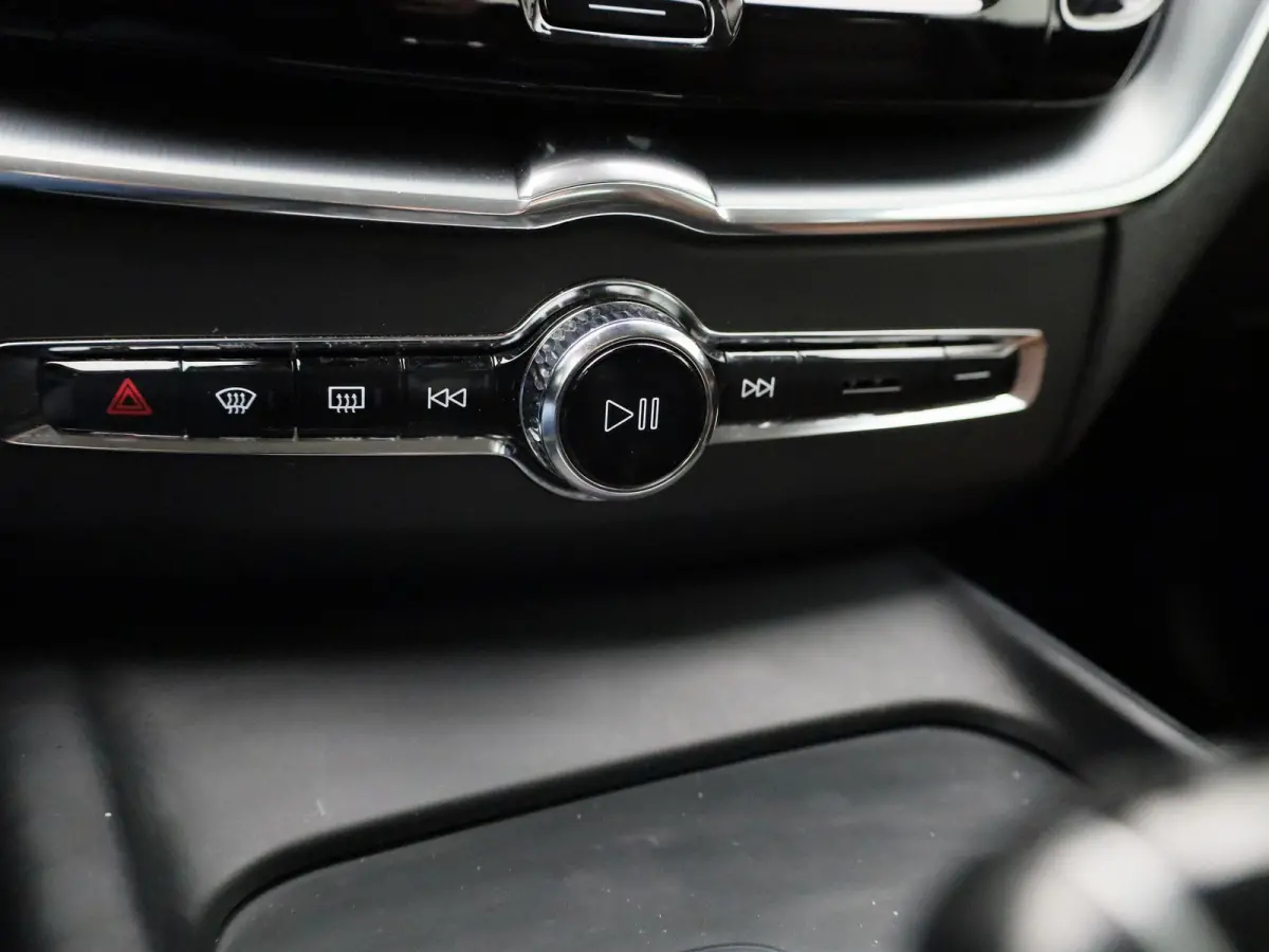 2.0 T5 Momentum | Automaat | Apple Carplay / Android Auto | Lederen Bekleding | Parkeersensoren |
