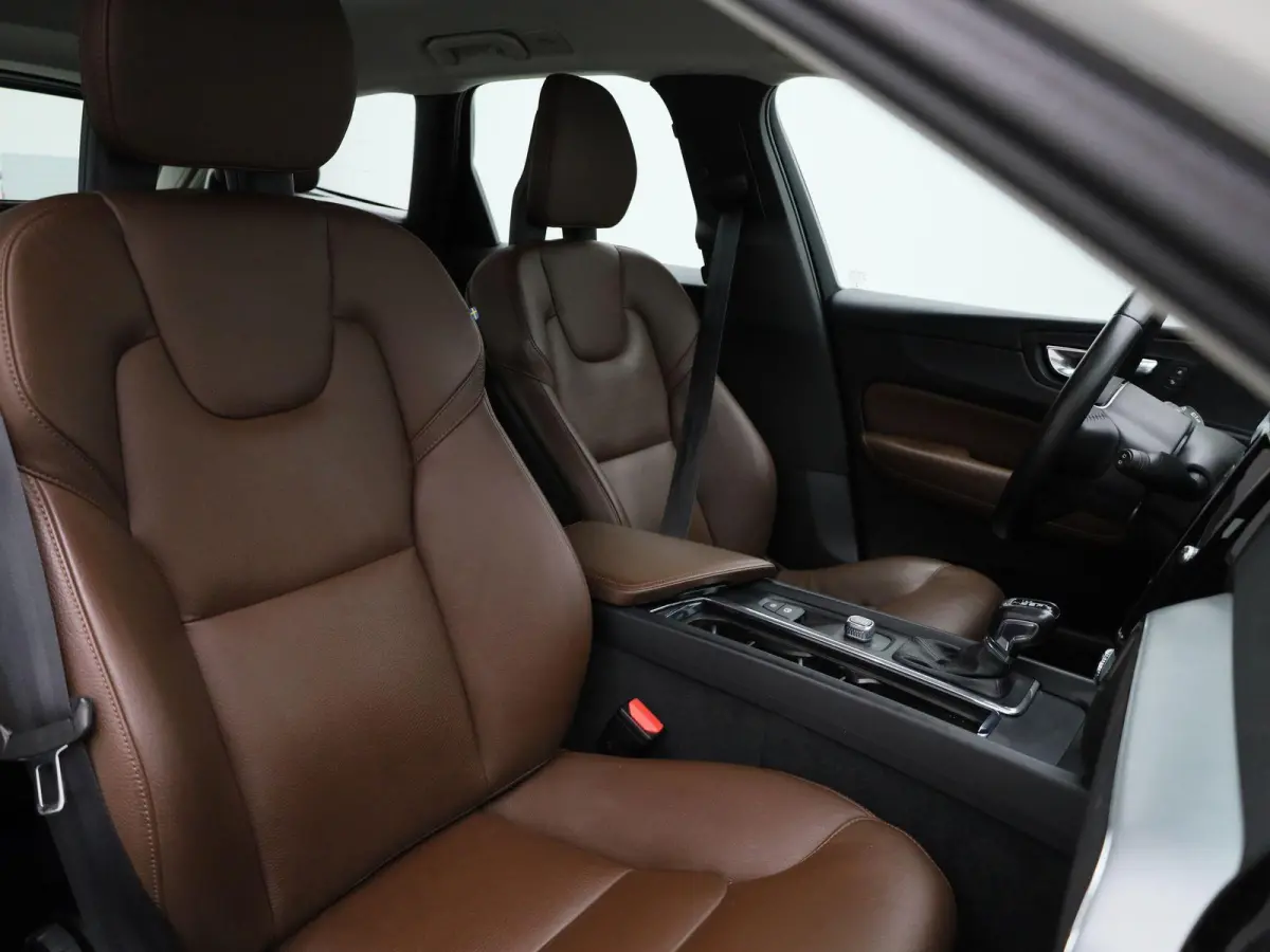 2.0 T5 Momentum | Automaat | Apple Carplay / Android Auto | Lederen Bekleding | Parkeersensoren |