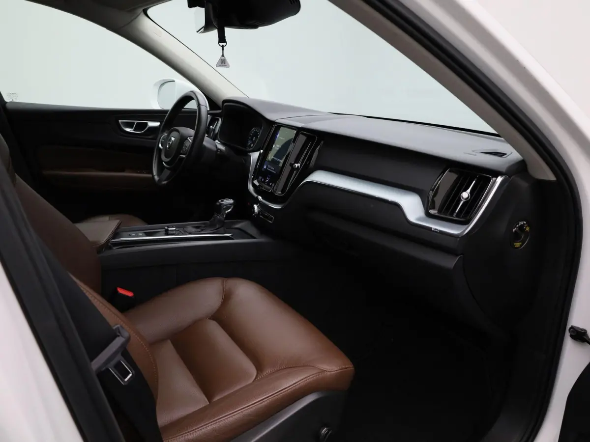 2.0 T5 Momentum | Automaat | Apple Carplay / Android Auto | Lederen Bekleding | Parkeersensoren |