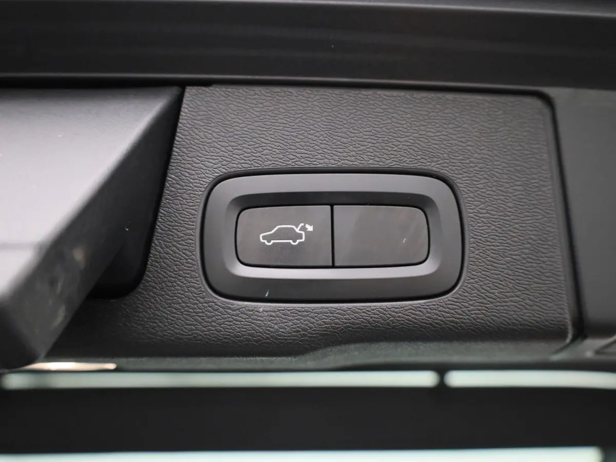 2.0 T5 Momentum | Automaat | Apple Carplay / Android Auto | Lederen Bekleding | Parkeersensoren |