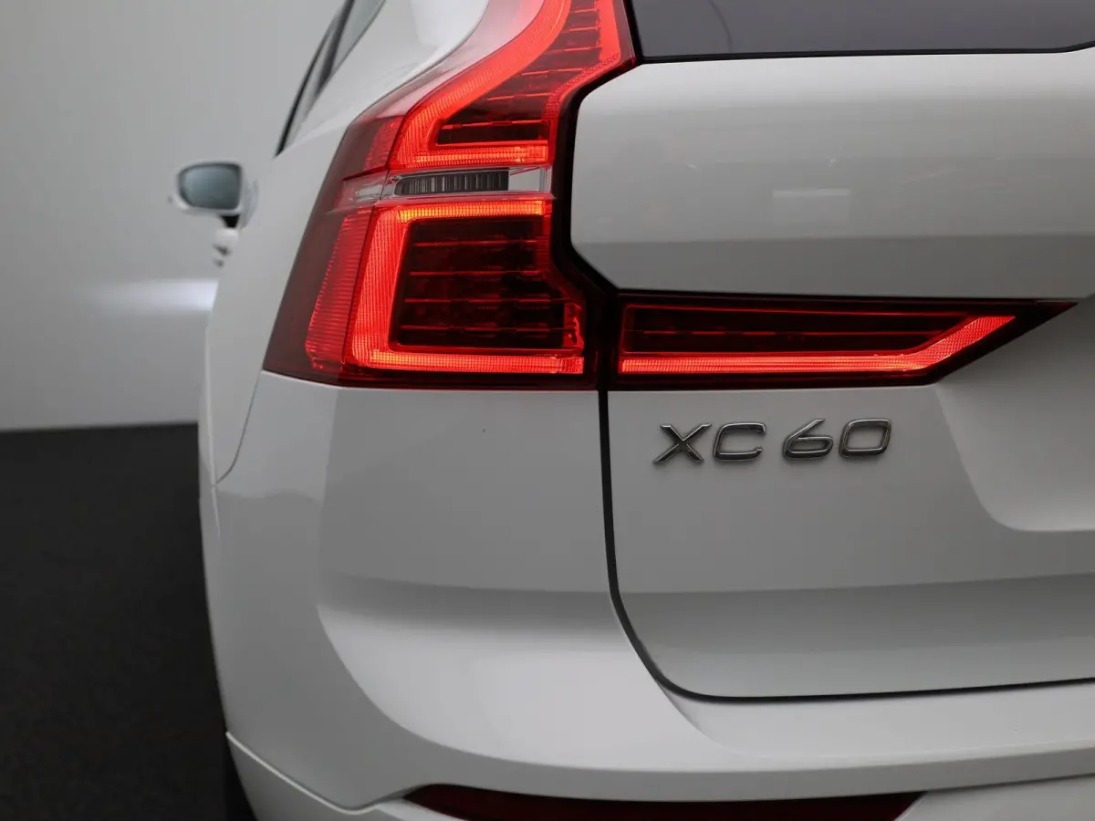 2.0 T5 Momentum | Automaat | Apple Carplay / Android Auto | Lederen Bekleding | Parkeersensoren |