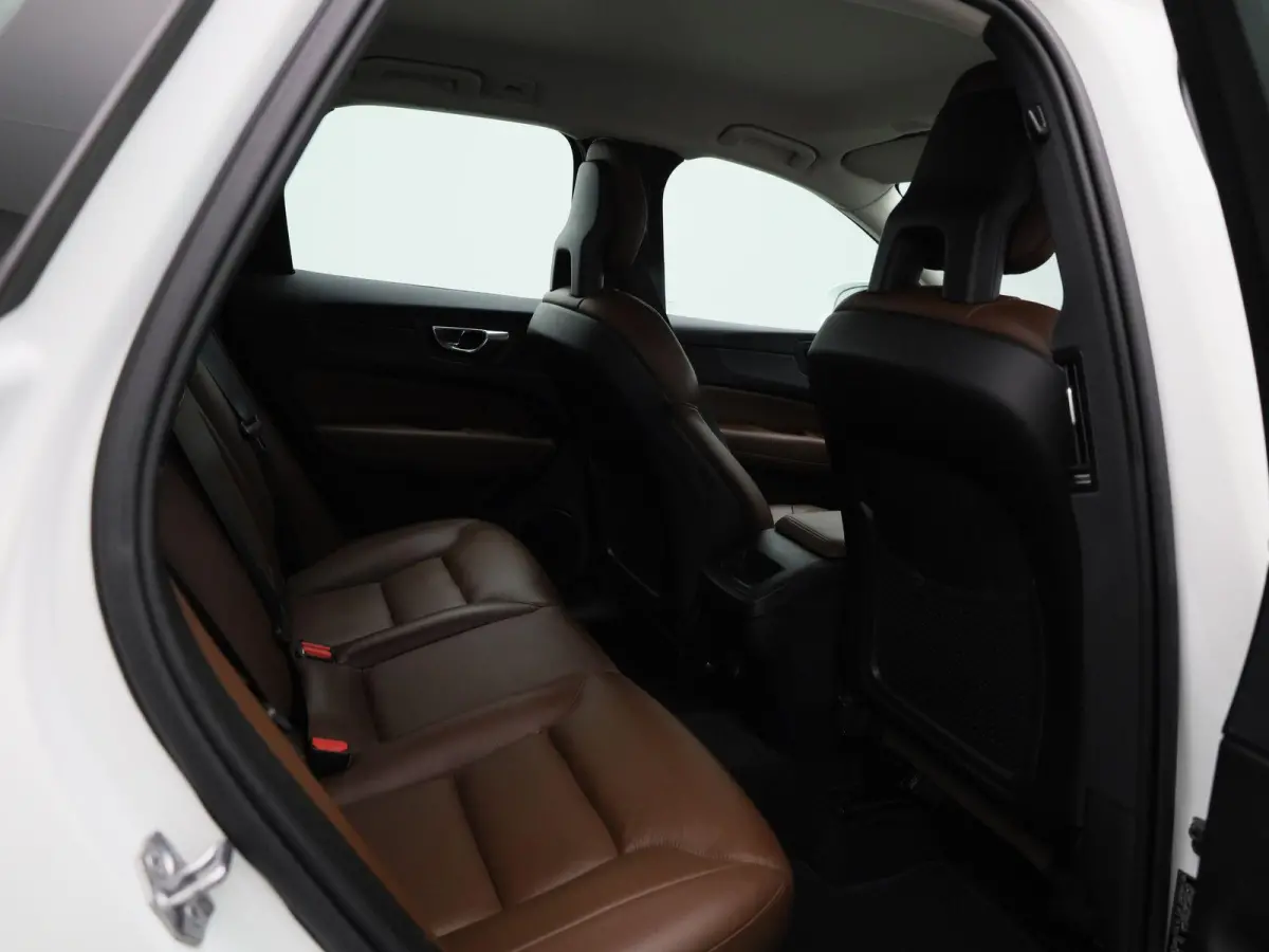 2.0 T5 Momentum | Automaat | Apple Carplay / Android Auto | Lederen Bekleding | Parkeersensoren |