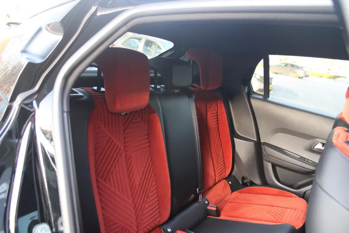 1.2 110PK Turbo Hybrid LX | CAMERA VOOR/ ACHTER | ELEKTRISCH VERSTELBARE BESTUURDERSSTOEL | VELOURS BEKLEDING | STOEL VERWARMING | MASSAGEFUNCTIE BESTUURDERSSTOEL |  DRAADLOOS APPLE CARPLAY 