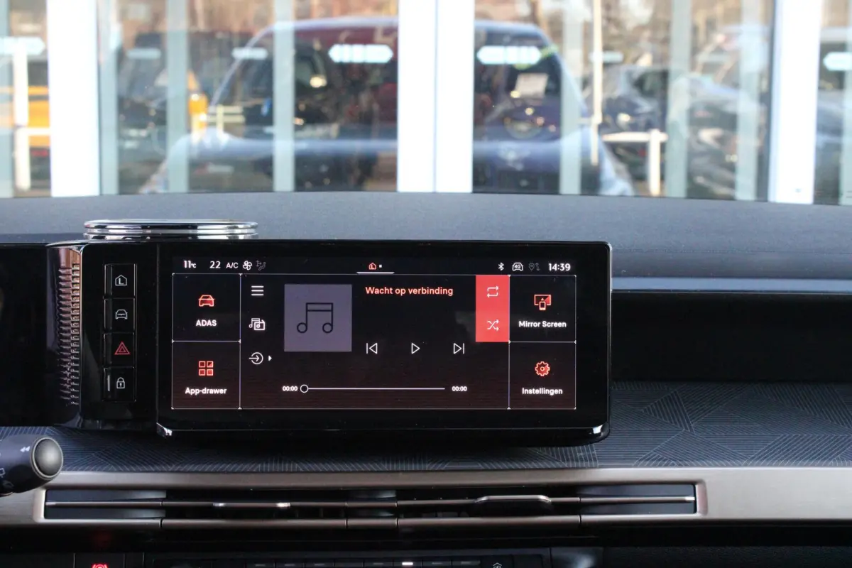 1.2 110PK Turbo Hybrid LX | CAMERA VOOR/ ACHTER | ELEKTRISCH VERSTELBARE BESTUURDERSSTOEL | VELOURS BEKLEDING | STOEL VERWARMING | MASSAGEFUNCTIE BESTUURDERSSTOEL |  DRAADLOOS APPLE CARPLAY 