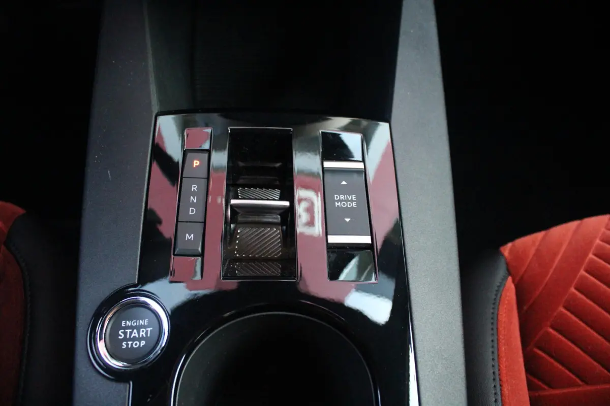 1.2 110PK Turbo Hybrid LX | CAMERA VOOR/ ACHTER | ELEKTRISCH VERSTELBARE BESTUURDERSSTOEL | VELOURS BEKLEDING | STOEL VERWARMING | MASSAGEFUNCTIE BESTUURDERSSTOEL |  DRAADLOOS APPLE CARPLAY 
