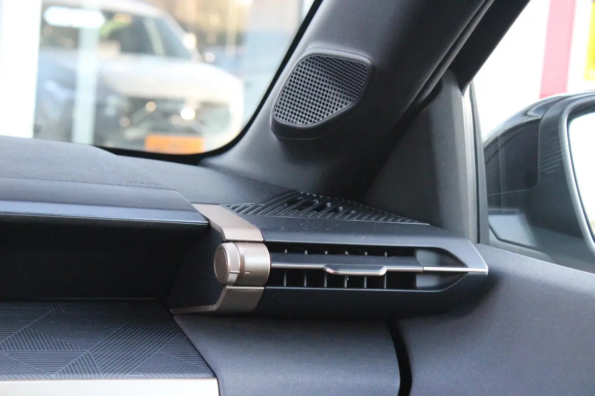 1.2 110PK Turbo Hybrid LX | CAMERA VOOR/ ACHTER | ELEKTRISCH VERSTELBARE BESTUURDERSSTOEL | VELOURS BEKLEDING | STOEL VERWARMING | MASSAGEFUNCTIE BESTUURDERSSTOEL |  DRAADLOOS APPLE CARPLAY 