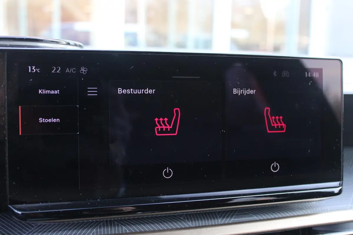 1.2 110PK Turbo Hybrid LX | CAMERA VOOR/ ACHTER | ELEKTRISCH VERSTELBARE BESTUURDERSSTOEL | VELOURS BEKLEDING | STOEL VERWARMING | MASSAGEFUNCTIE BESTUURDERSSTOEL |  DRAADLOOS APPLE CARPLAY 