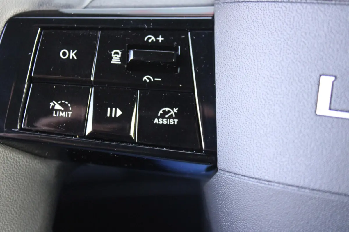 1.2 110PK Turbo Hybrid LX | CAMERA VOOR/ ACHTER | ELEKTRISCH VERSTELBARE BESTUURDERSSTOEL | VELOURS BEKLEDING | STOEL VERWARMING | MASSAGEFUNCTIE BESTUURDERSSTOEL |  DRAADLOOS APPLE CARPLAY 