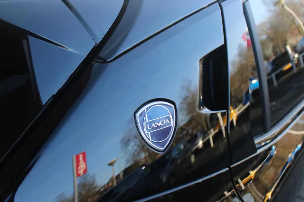 1.2 110PK Turbo Hybrid LX | CAMERA VOOR/ ACHTER | ELEKTRISCH VERSTELBARE BESTUURDERSSTOEL | VELOURS BEKLEDING | STOEL VERWARMING | MASSAGEFUNCTIE BESTUURDERSSTOEL |  DRAADLOOS APPLE CARPLAY 