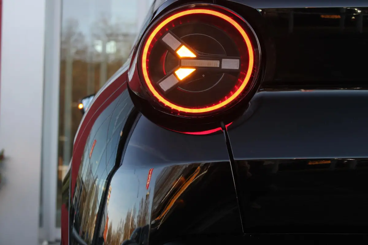 1.2 110PK Turbo Hybrid LX | CAMERA VOOR/ ACHTER | ELEKTRISCH VERSTELBARE BESTUURDERSSTOEL | VELOURS BEKLEDING | STOEL VERWARMING | MASSAGEFUNCTIE BESTUURDERSSTOEL |  DRAADLOOS APPLE CARPLAY 