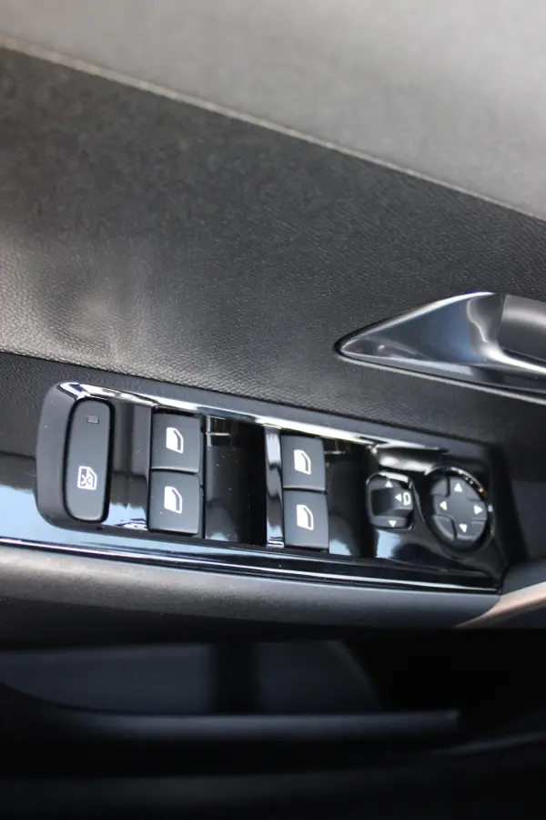 1.2 110PK Turbo Hybrid LX | CAMERA VOOR/ ACHTER | ELEKTRISCH VERSTELBARE BESTUURDERSSTOEL | VELOURS BEKLEDING | STOEL VERWARMING | MASSAGEFUNCTIE BESTUURDERSSTOEL |  DRAADLOOS APPLE CARPLAY 