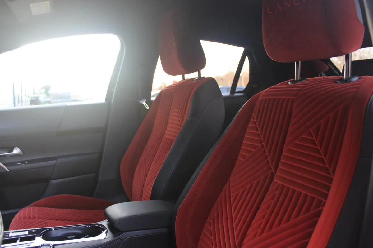 1.2 110PK Turbo Hybrid LX | CAMERA VOOR/ ACHTER | ELEKTRISCH VERSTELBARE BESTUURDERSSTOEL | VELOURS BEKLEDING | STOEL VERWARMING | MASSAGEFUNCTIE BESTUURDERSSTOEL |  DRAADLOOS APPLE CARPLAY 