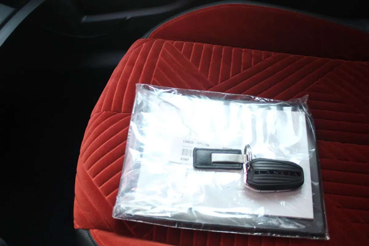 1.2 110PK Turbo Hybrid LX | CAMERA VOOR/ ACHTER | ELEKTRISCH VERSTELBARE BESTUURDERSSTOEL | VELOURS BEKLEDING | STOEL VERWARMING | MASSAGEFUNCTIE BESTUURDERSSTOEL |  DRAADLOOS APPLE CARPLAY 