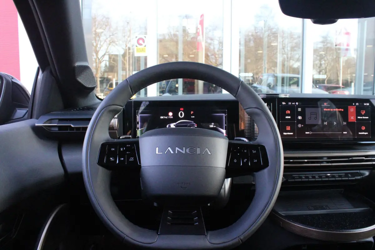1.2 110PK Turbo Hybrid LX | CAMERA VOOR/ ACHTER | ELEKTRISCH VERSTELBARE BESTUURDERSSTOEL | VELOURS BEKLEDING | STOEL VERWARMING | MASSAGEFUNCTIE BESTUURDERSSTOEL |  DRAADLOOS APPLE CARPLAY 