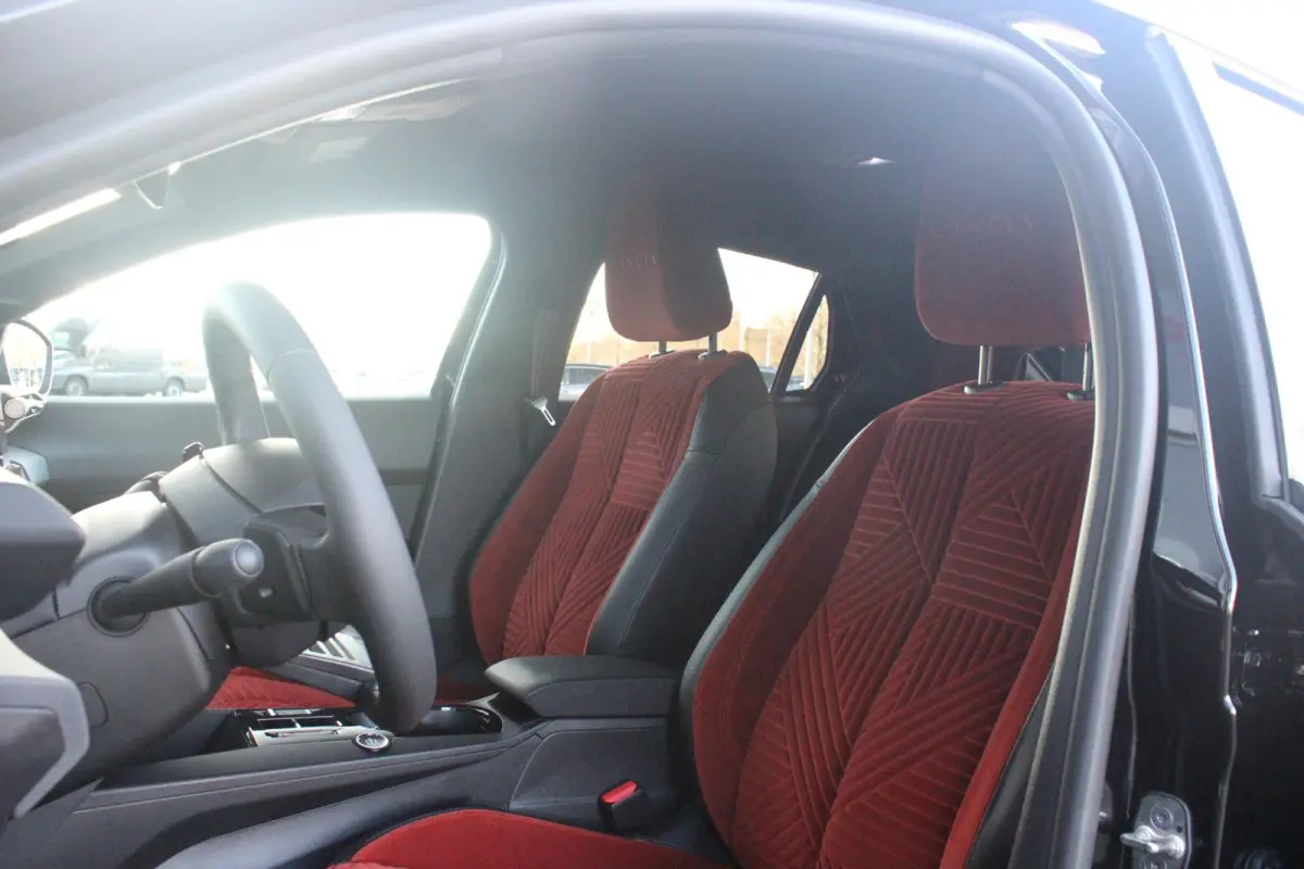 1.2 110PK Turbo Hybrid LX | CAMERA VOOR/ ACHTER | ELEKTRISCH VERSTELBARE BESTUURDERSSTOEL | VELOURS BEKLEDING | STOEL VERWARMING | MASSAGEFUNCTIE BESTUURDERSSTOEL |  DRAADLOOS APPLE CARPLAY 