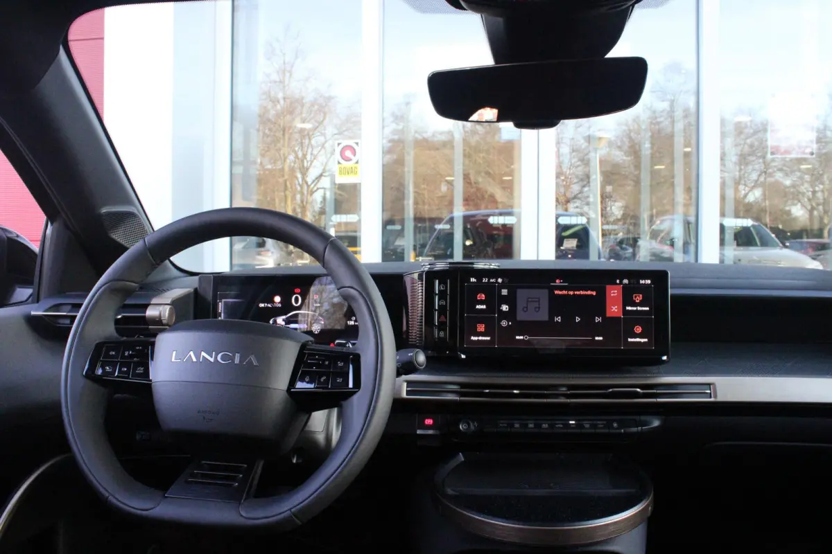 1.2 110PK Turbo Hybrid LX | CAMERA VOOR/ ACHTER | ELEKTRISCH VERSTELBARE BESTUURDERSSTOEL | VELOURS BEKLEDING | STOEL VERWARMING | MASSAGEFUNCTIE BESTUURDERSSTOEL |  DRAADLOOS APPLE CARPLAY 