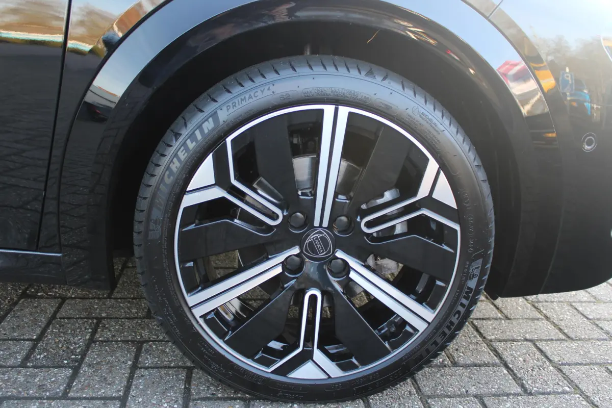 1.2 110PK Turbo Hybrid LX | CAMERA VOOR/ ACHTER | ELEKTRISCH VERSTELBARE BESTUURDERSSTOEL | VELOURS BEKLEDING | STOEL VERWARMING | MASSAGEFUNCTIE BESTUURDERSSTOEL |  DRAADLOOS APPLE CARPLAY 