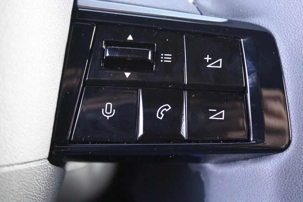 1.2 110PK Turbo Hybrid LX | CAMERA VOOR/ ACHTER | ELEKTRISCH VERSTELBARE BESTUURDERSSTOEL | VELOURS BEKLEDING | STOEL VERWARMING | MASSAGEFUNCTIE BESTUURDERSSTOEL |  DRAADLOOS APPLE CARPLAY 