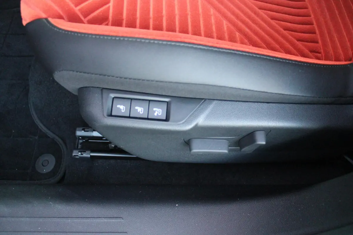 1.2 110PK Turbo Hybrid LX | CAMERA VOOR/ ACHTER | ELEKTRISCH VERSTELBARE BESTUURDERSSTOEL | VELOURS BEKLEDING | STOEL VERWARMING | MASSAGEFUNCTIE BESTUURDERSSTOEL |  DRAADLOOS APPLE CARPLAY 